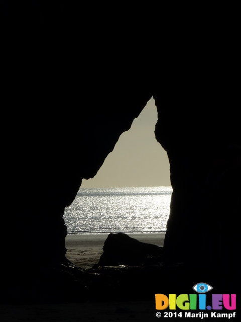 FZ010189 Hole in rocks at Three Cliffs Bay